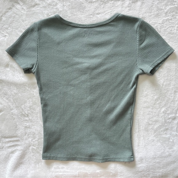 New!✨ Harlow Button Top - Picture 3 of 4